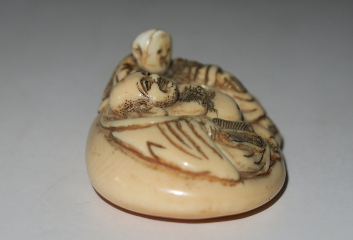 古根付『布袋と唐子』銘・天山 細密彫刻 縁起物 提物 時代 根付 彫刻