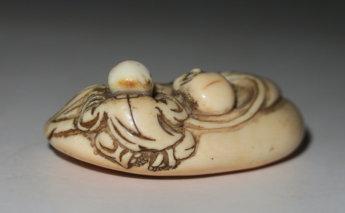 上方唐風—江戸初中期牙彫根付布袋に座する布袋と唐子 – 株式会社 明月